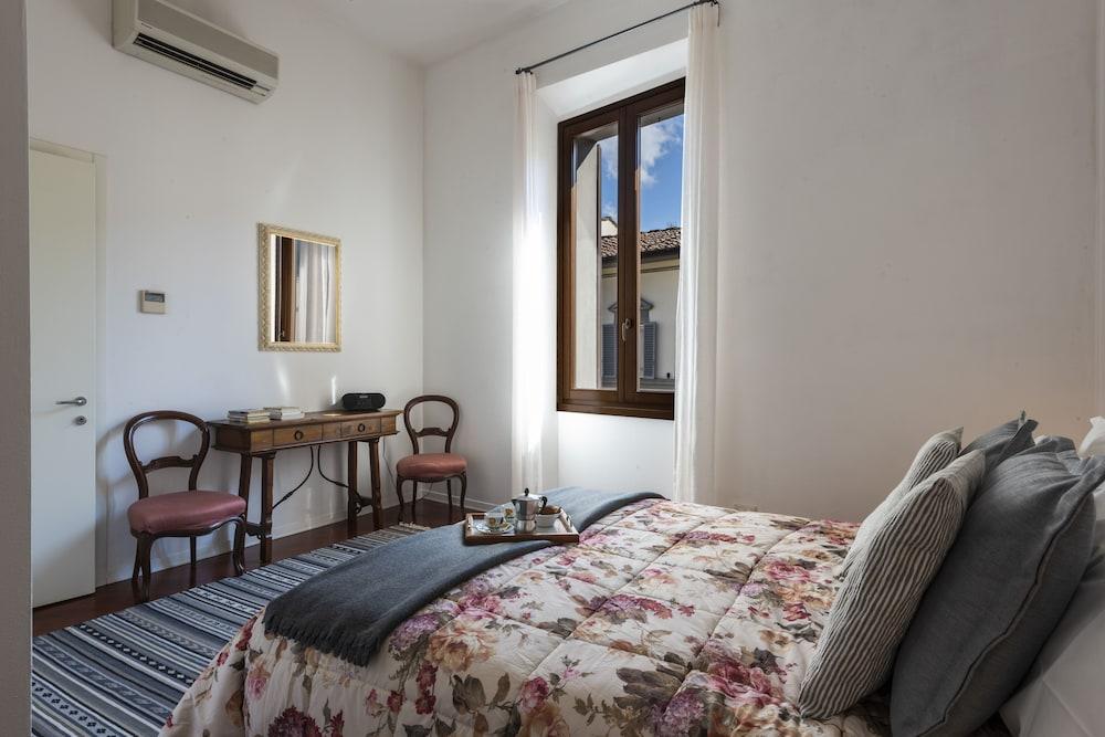 Renovated 19th-Century Apartment in An Authentic Area 2