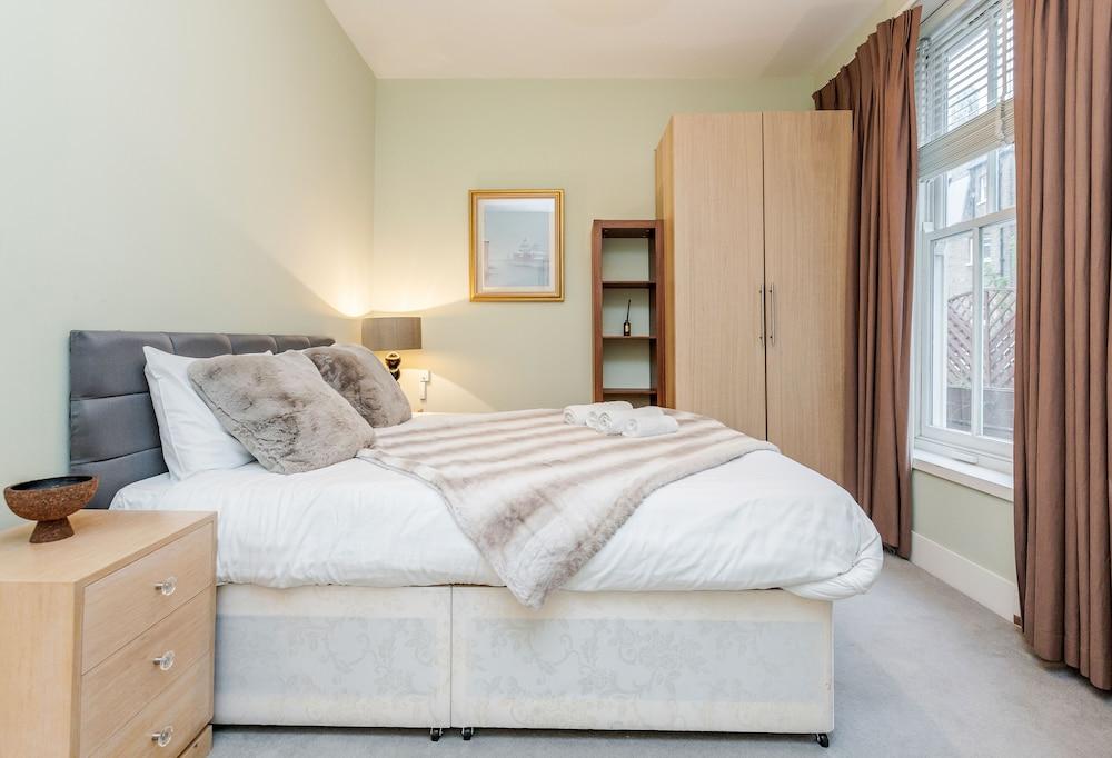 Stylish 3 Bed 3 Bath in Kens High St 1