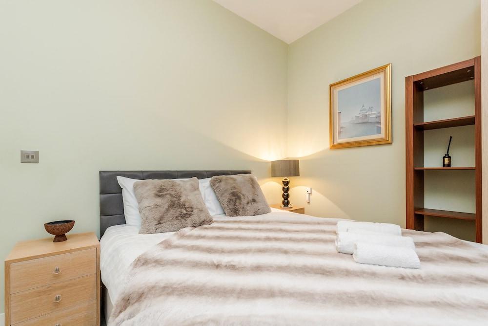 Stylish 3 Bed 3 Bath in Kens High St 2
