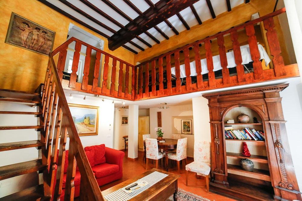 Traditional Apt Close To the Duomo - Private Yard!