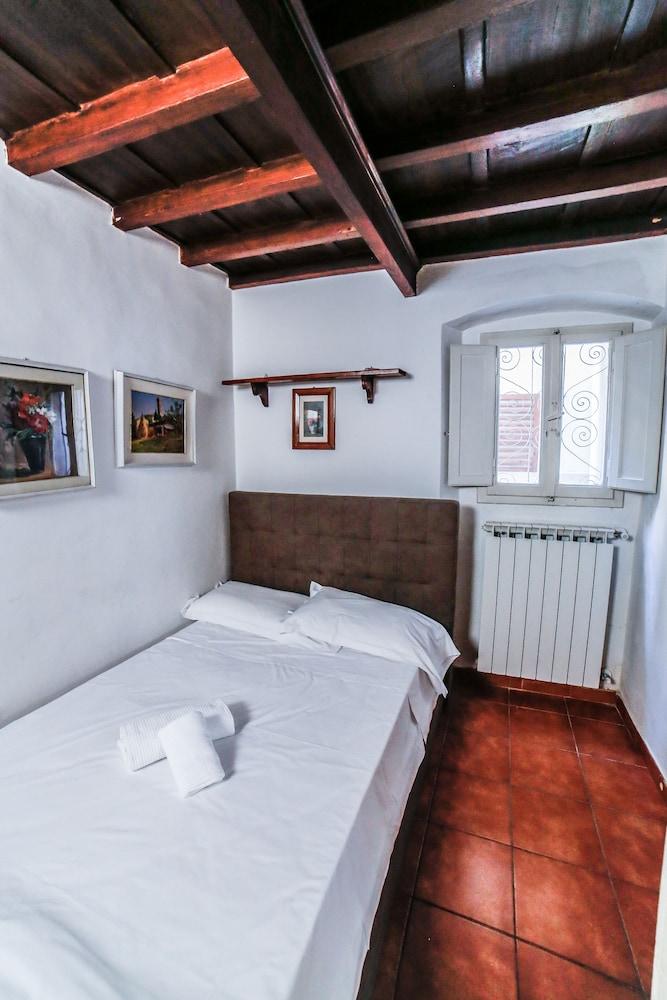 Traditional Apt Close To the Duomo - Private Yard! 1