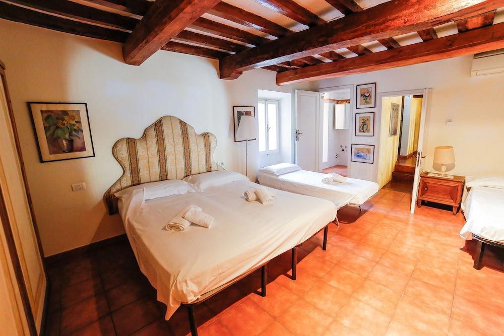 Traditional Apt Close To the Duomo - Private Yard! 2