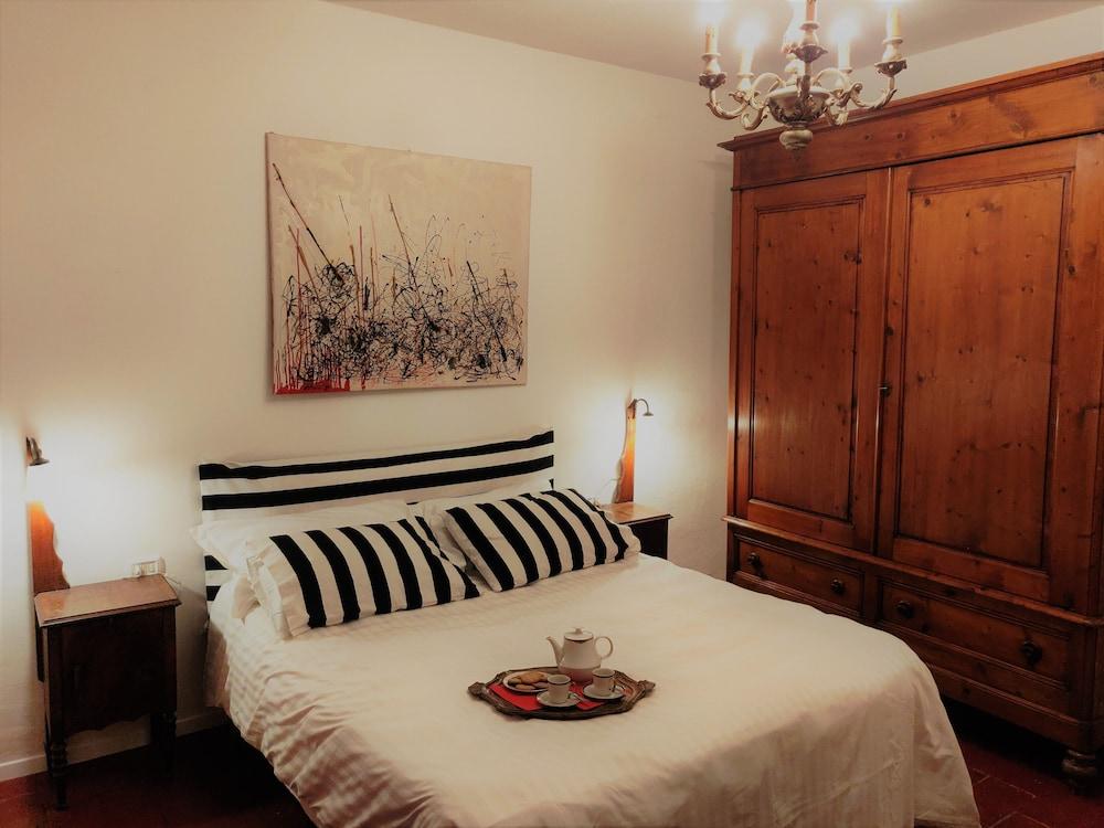 Golden Authentic Florentine Gem, Perfect Location 1