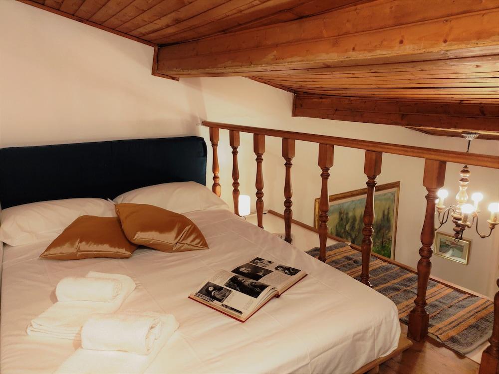 Golden Authentic Florentine Gem, Perfect Location 2