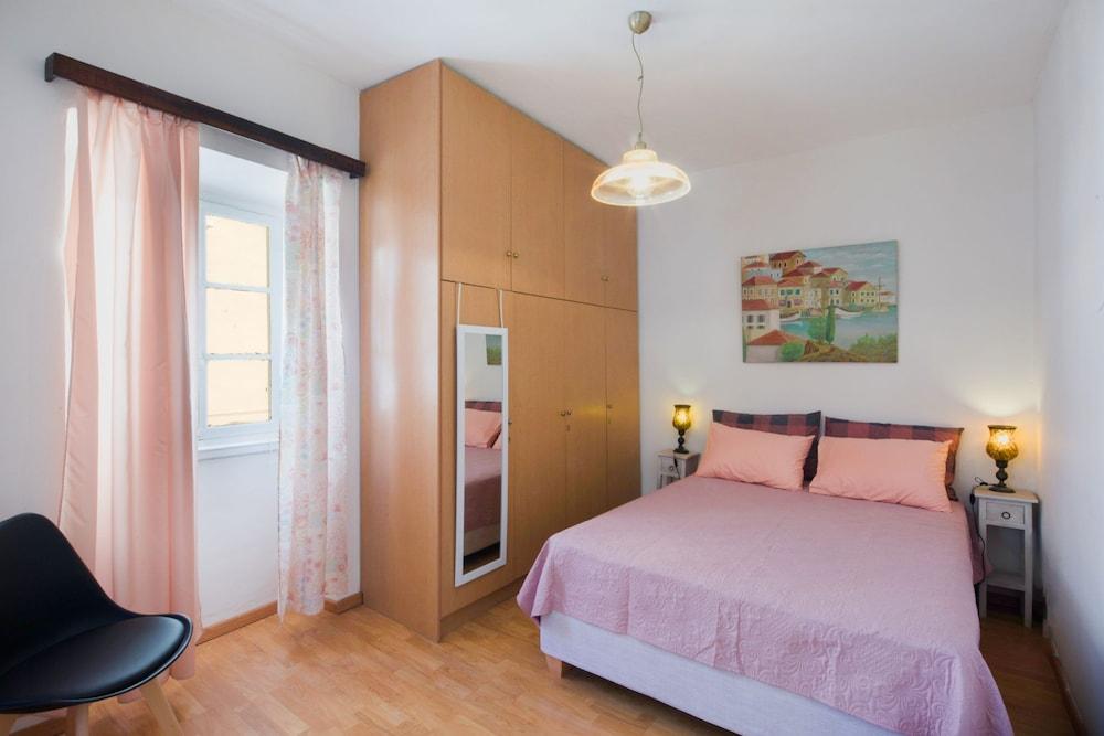 Andrew's Old Town Apartment  by Corfuescapes