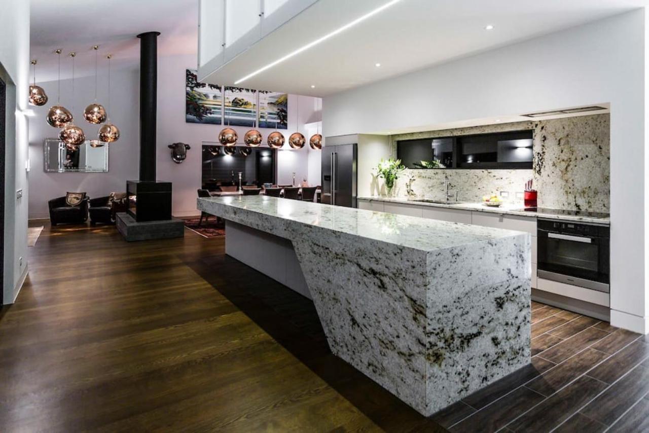 Lakehouse Joela - Award Winning Luxury Home 1
