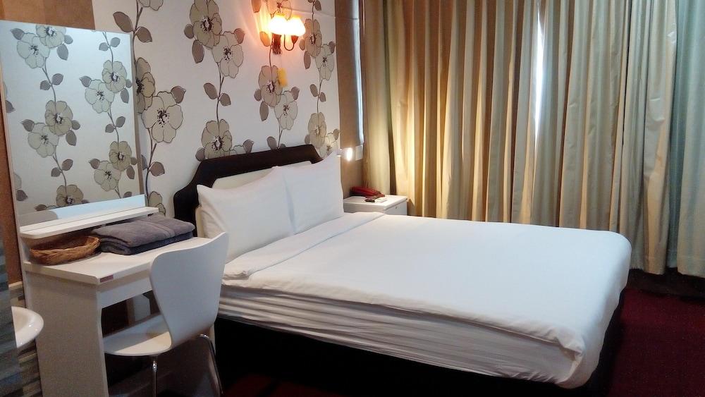 14 Plus 1 Hotel