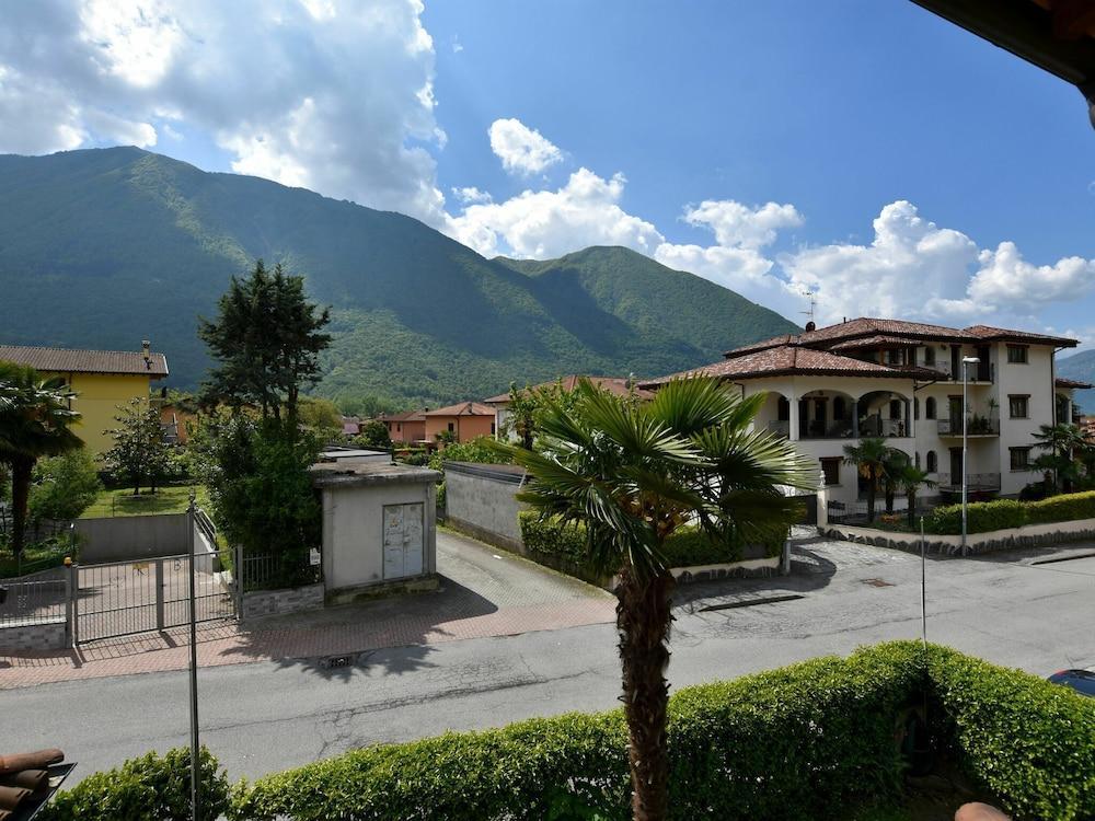 Belvilla by Oyo Flat with Terrace Near the Lake