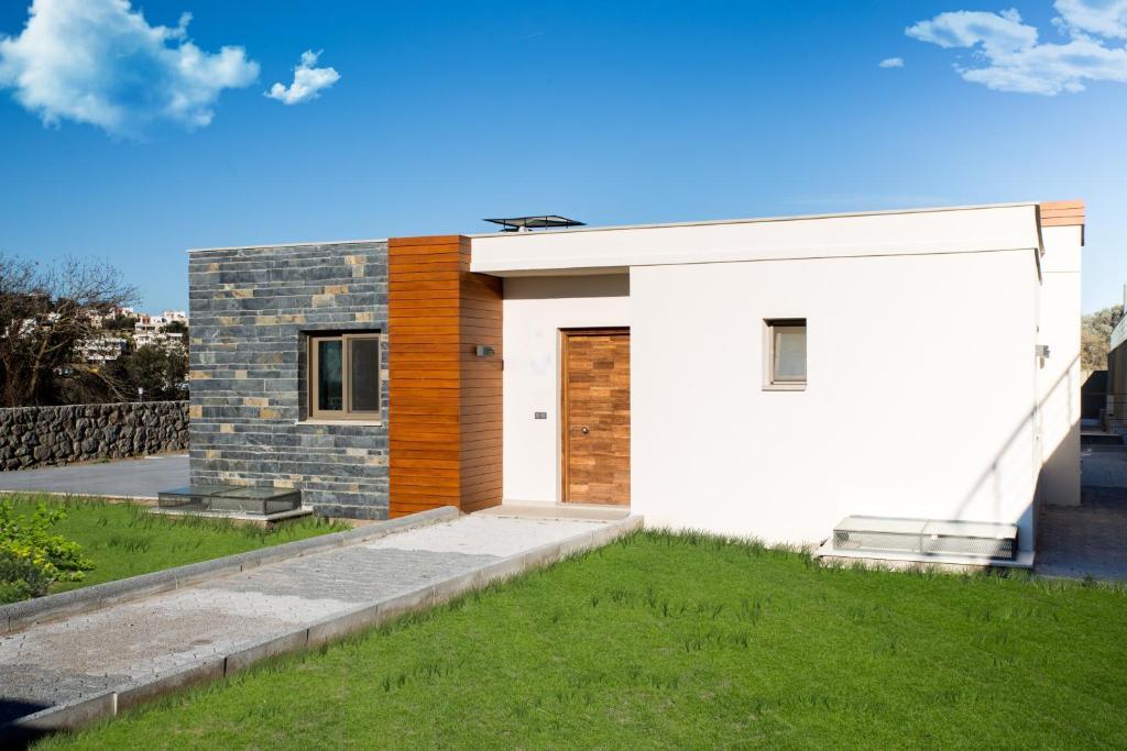 Important Group Villa Ata