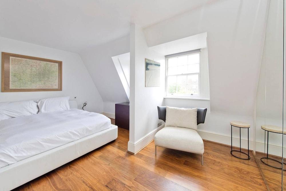 Beautiful 2 Bed W Roof Terrace in Holland Park 1