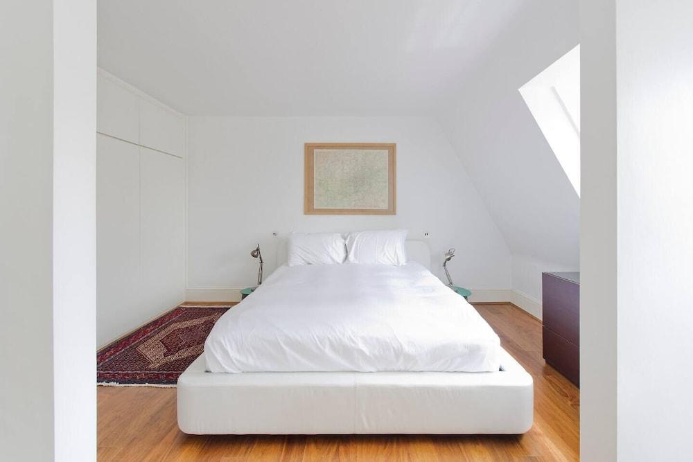 Beautiful 2 Bed W Roof Terrace in Holland Park 2