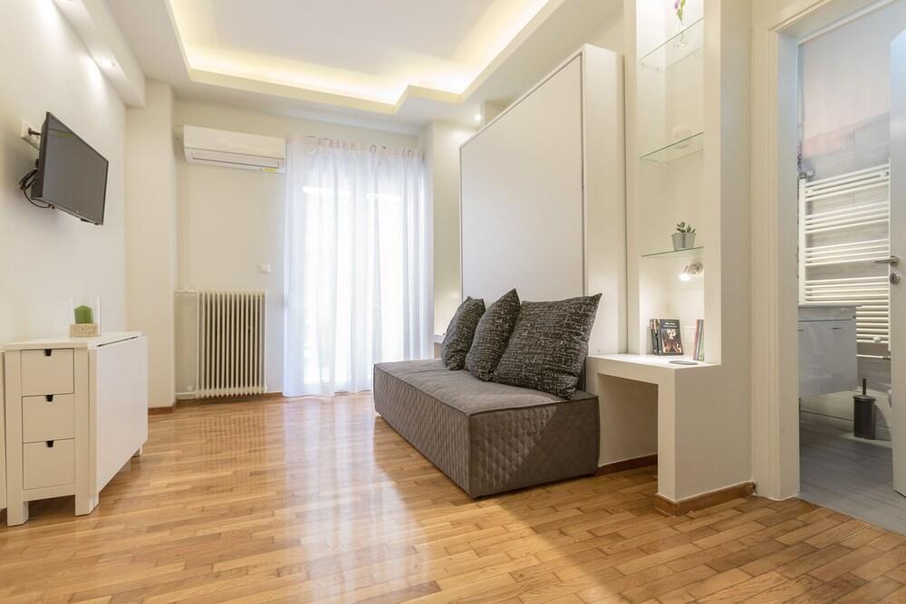 Cozy Flat with Terrace & Patio Near Lycabettus