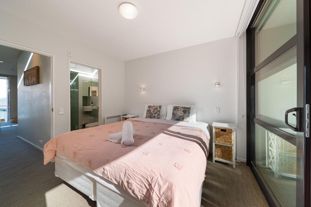 Modern Queenstown Apartment & Great Lake Views 2
