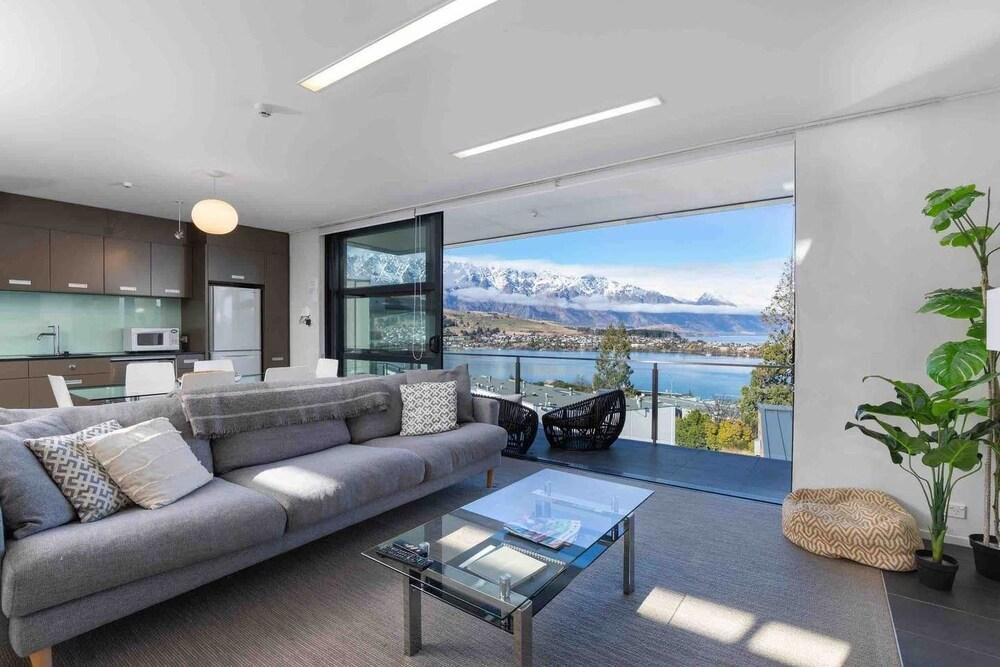 Modern Queenstown Apartment & Great Lake Views 1