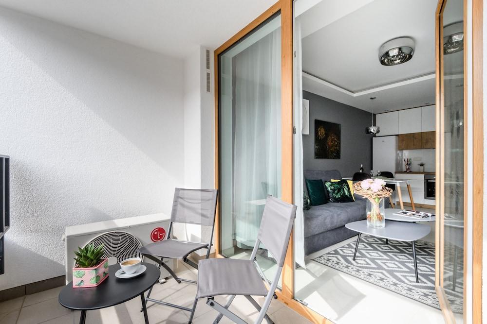 M&R Apartament Airport&Business Deluxe Cybernetyki