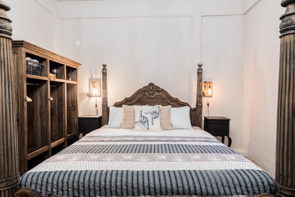 Lion's Den Hotel 1