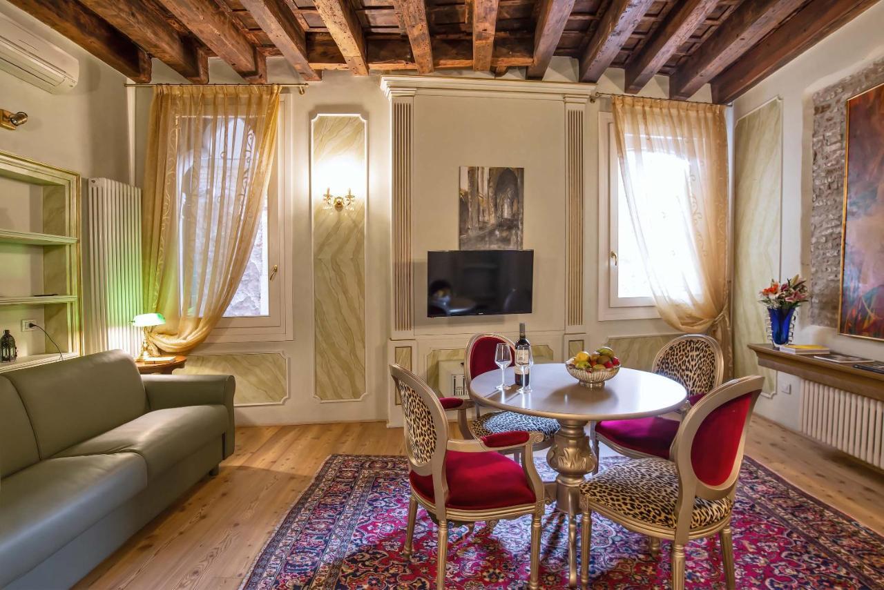 Sant'angelo - Fenice Apartments in Venice 1