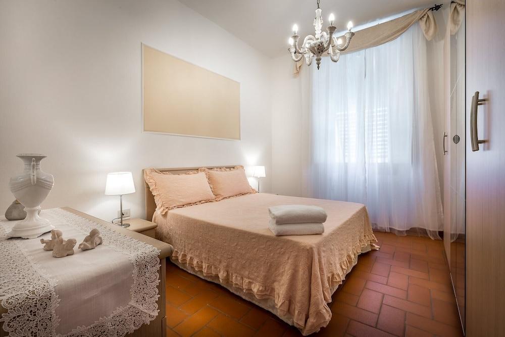 Classic Tuscany Apartment B by Mmega