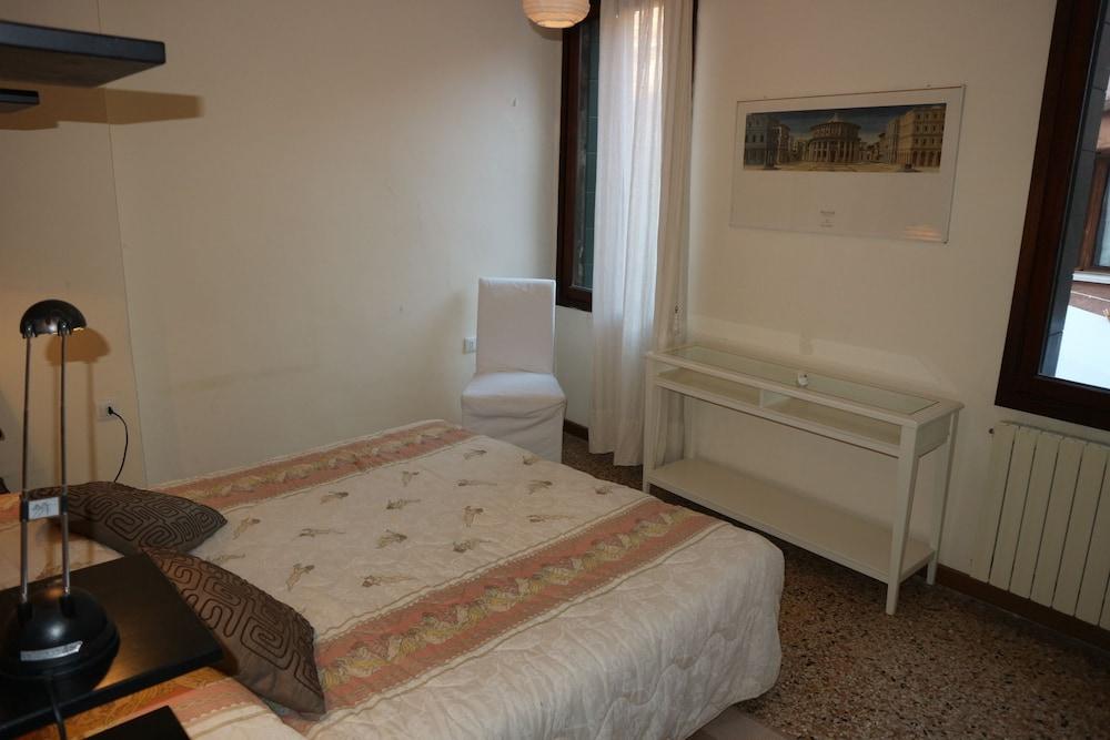Venezia - Calle de Le Vele 1