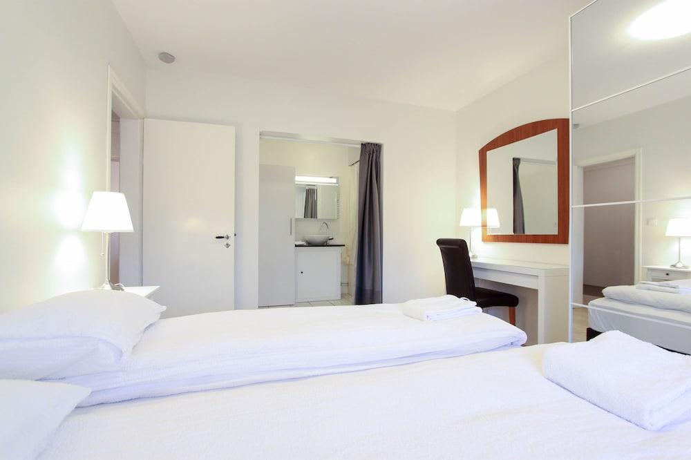 Apartment S33 1