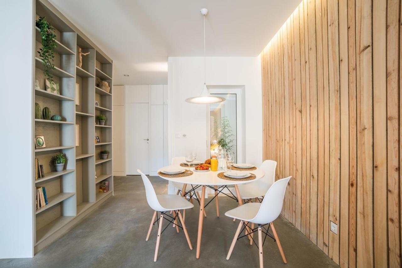Wood Wall & Garden Apartment 1