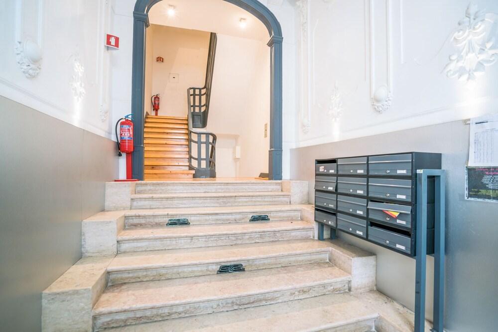 Estrela Neoclassical Apt River View 1