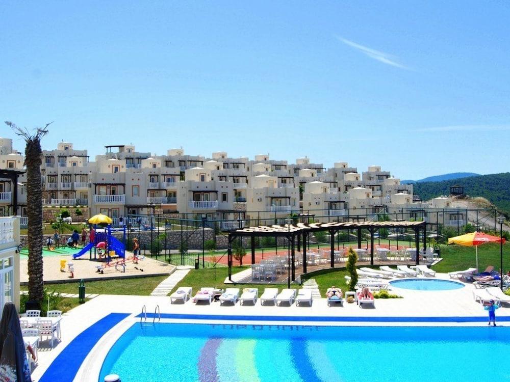 1 Bedroom Apartment Lake View 8 by Likya Global