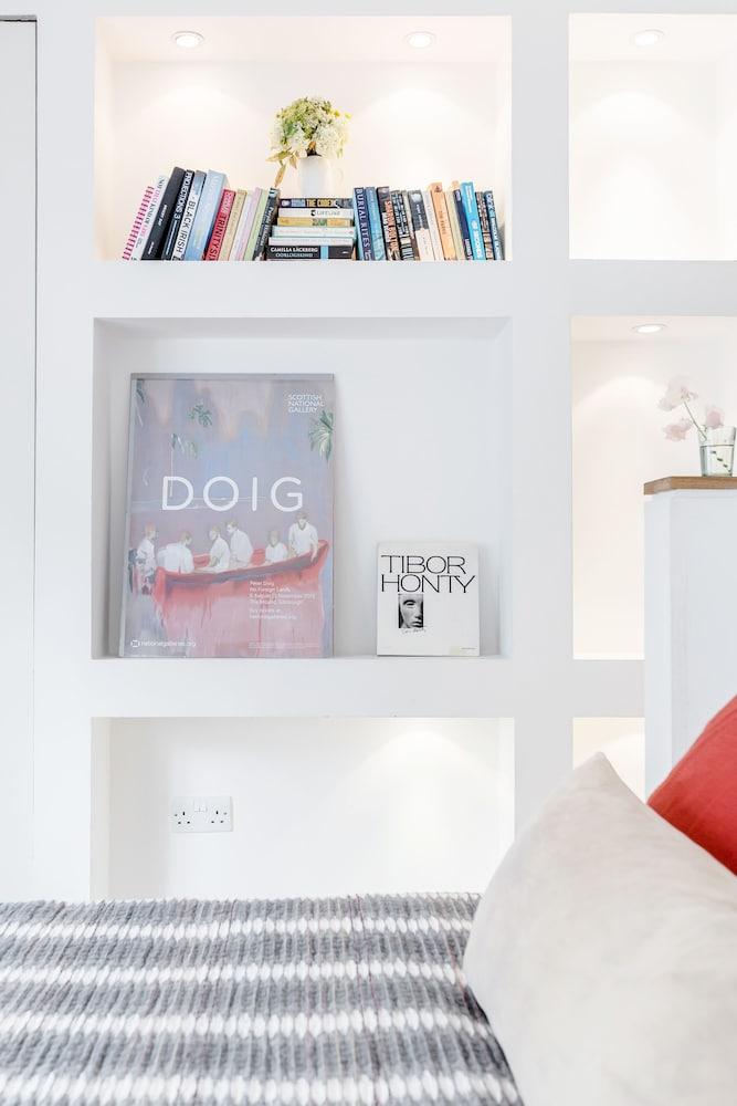 Modern Holland Park Apartment 1