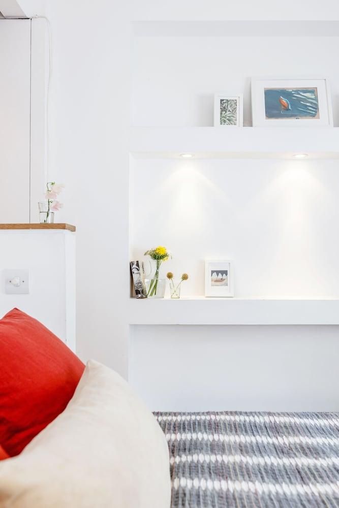 Modern Holland Park Apartment 2