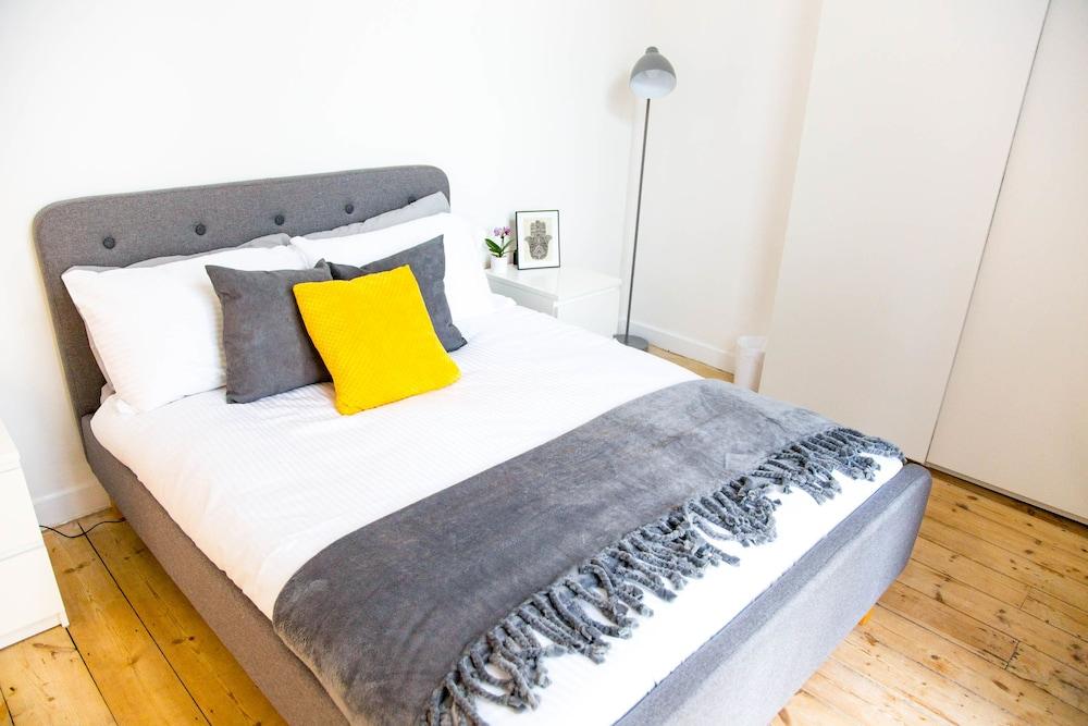 Spacious Two Bed in Hackney 2