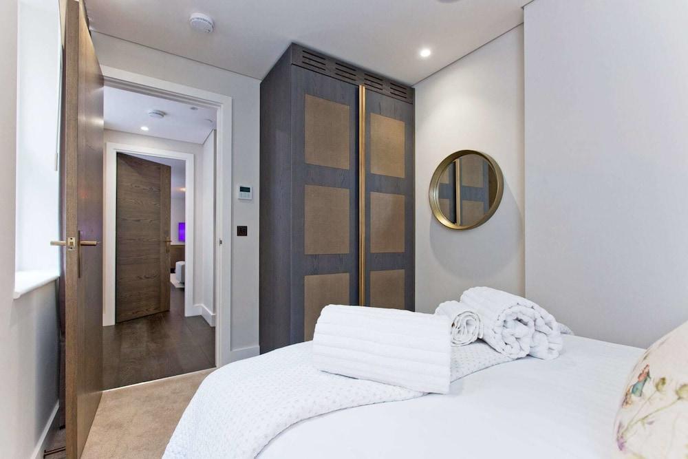 Luxury 2 Bed with Lift AC And Concierge 1
