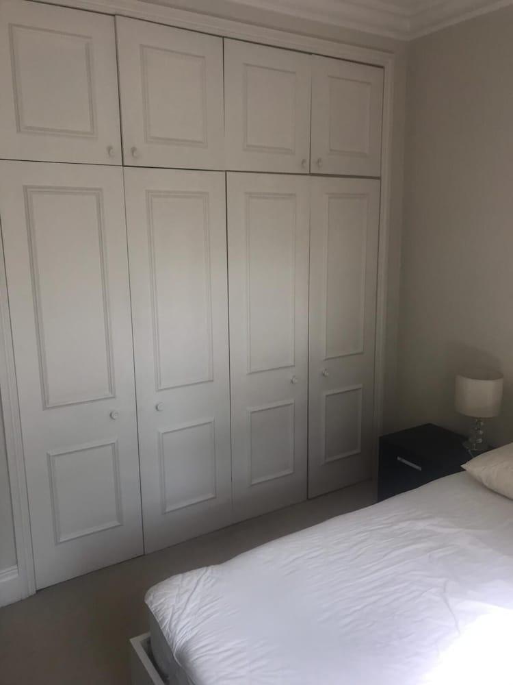Beautiful One Bedroom in Kensington 1
