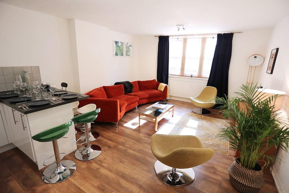 3 Beds 2 Baths Oxford Circus
