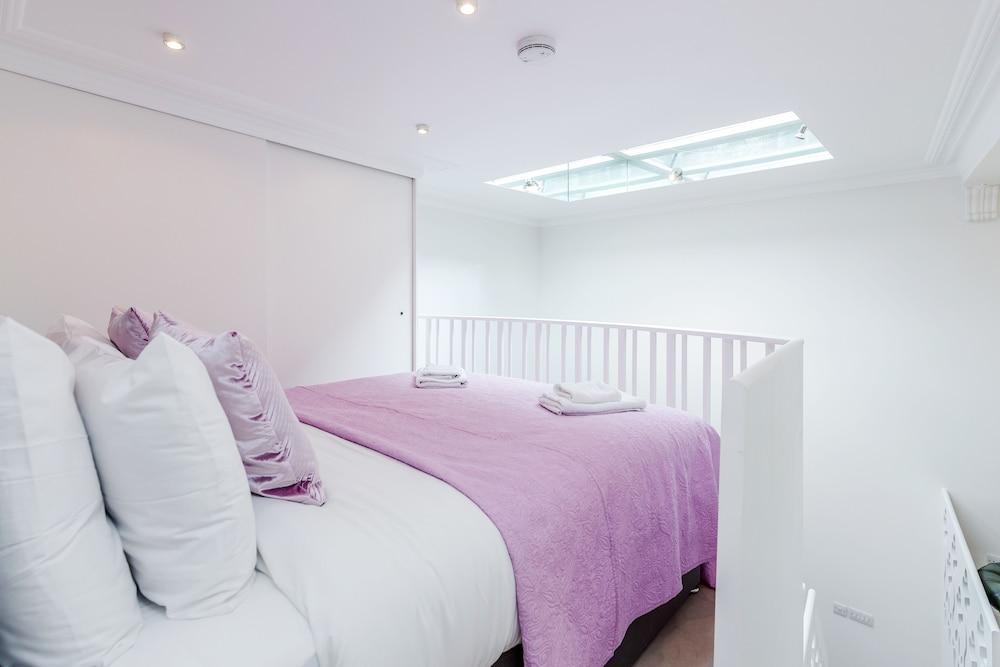 Distinctive Apartment for 3 with Mezz 2