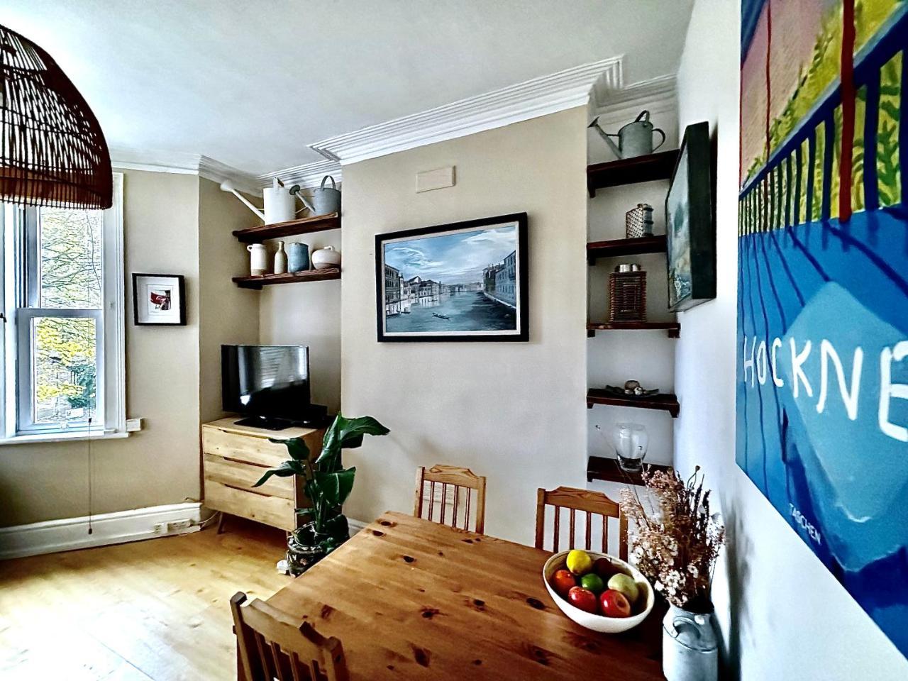 Artistic Central London Flat, 2 Minute Walk To the Station!