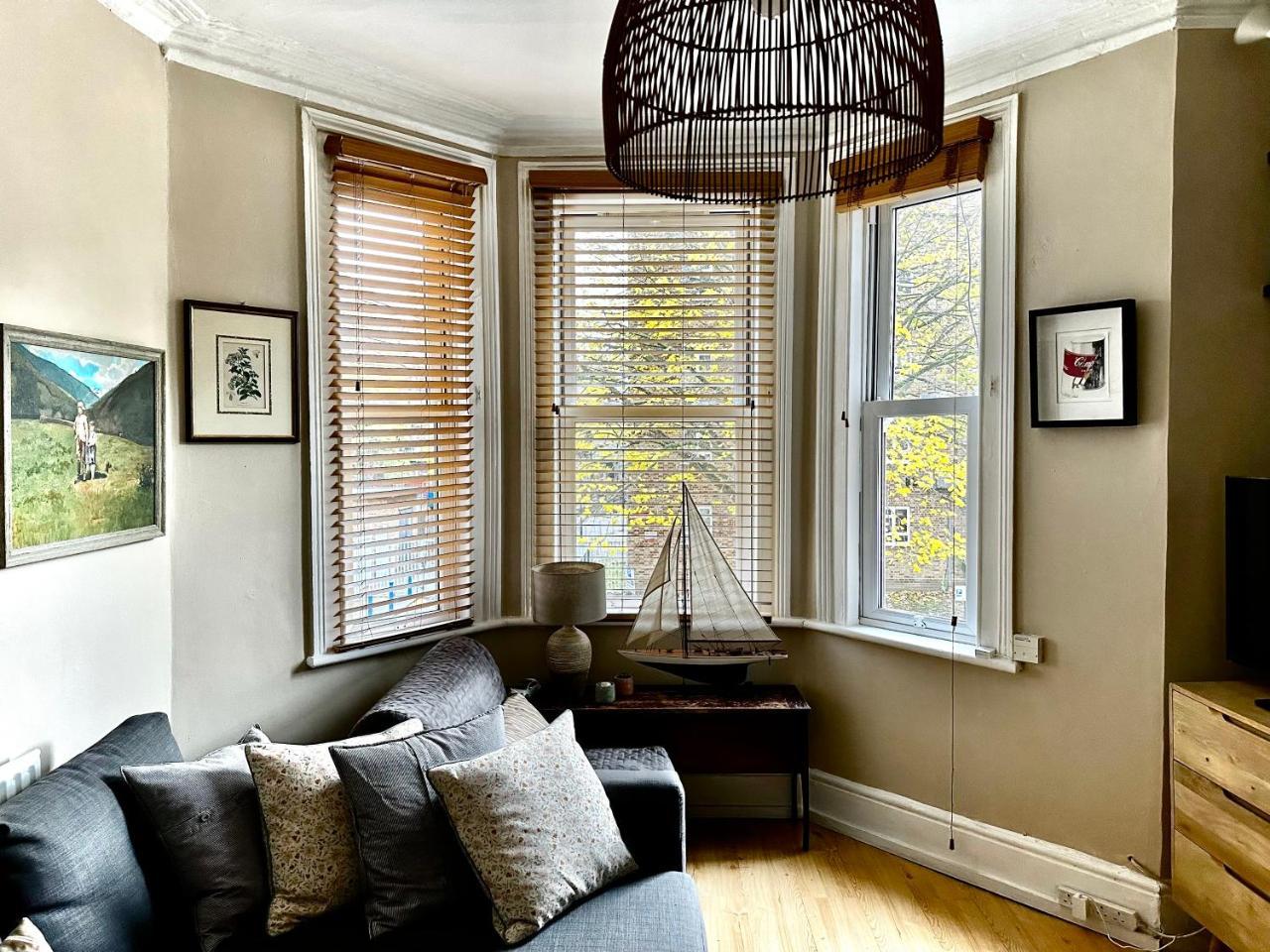 Artistic Central London Flat, 2 Minute Walk To the Station! 2