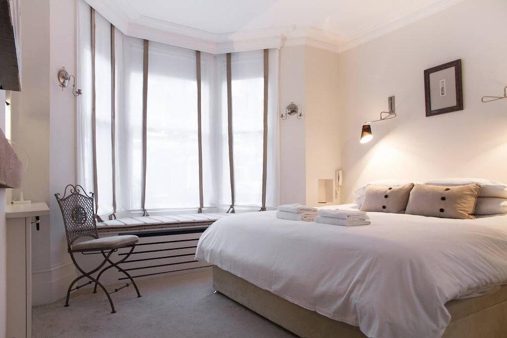 Retreat To a Stylish Flat in Chelsea 2