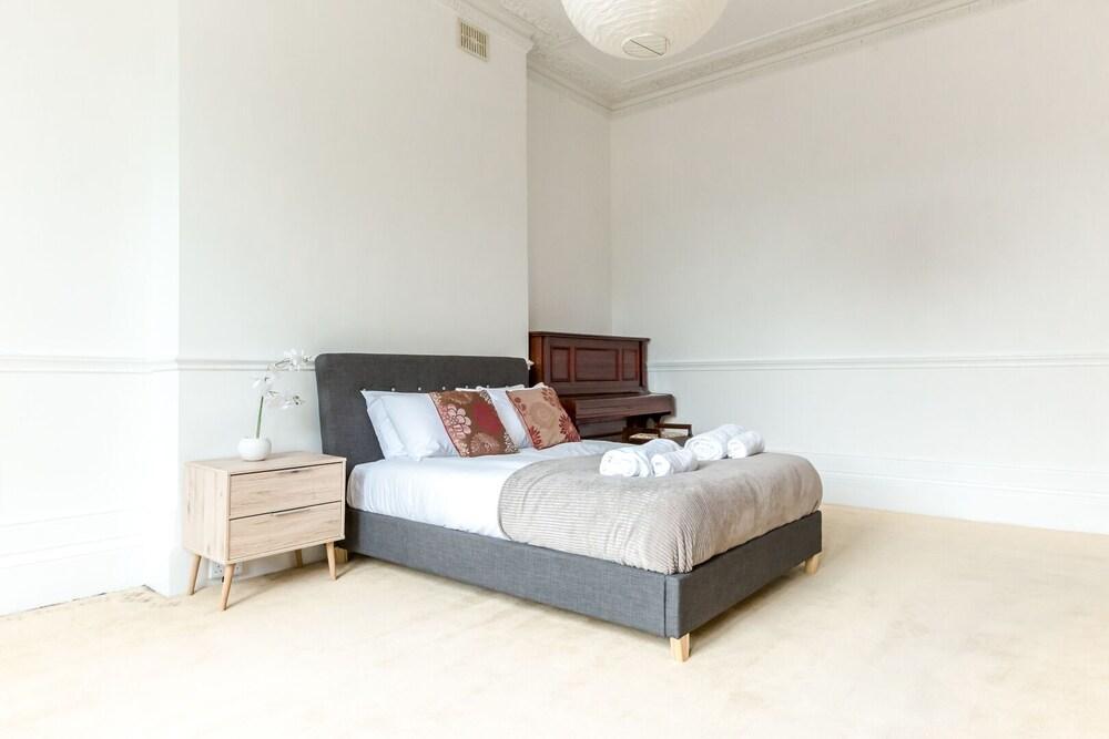 Spacious 1br Period Apartment Hampstead 2