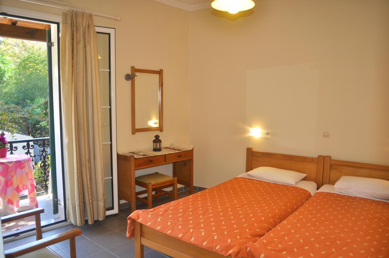 Holiday Studio Apartments Yannis on the Beach of Agios Gordios in Corfu