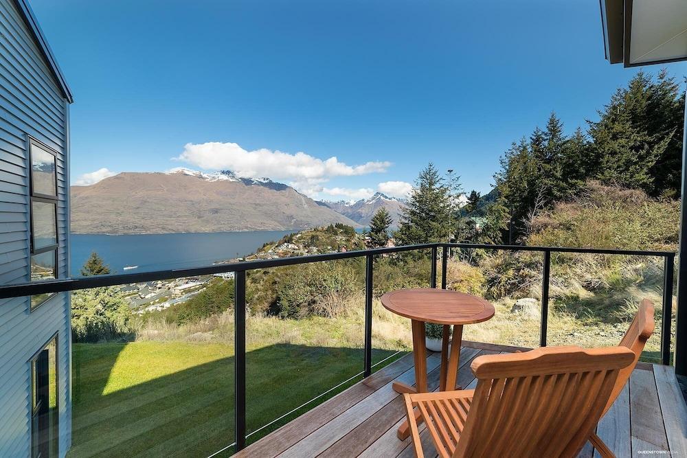 Modern One Bedroom Apartment with Lake View