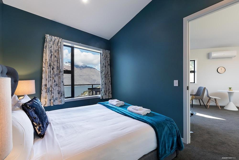 Modern One Bedroom Apartment with Lake View 1