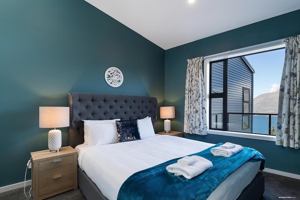 Modern One Bedroom Apartment with Lake View 2