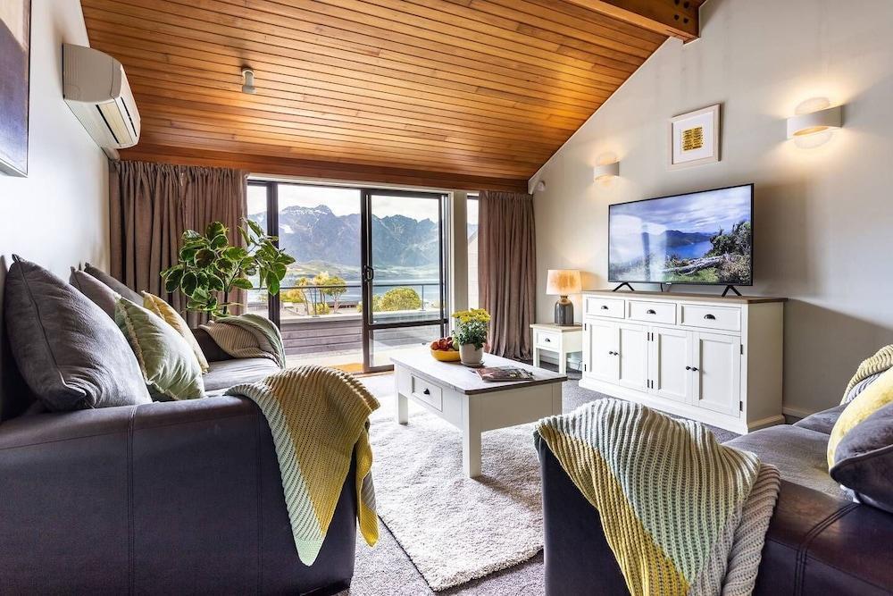 Spacious Lake View Alpine Townhouse Walk To Town