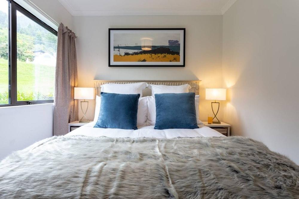 Spacious Lake View Alpine Townhouse Walk To Town 1