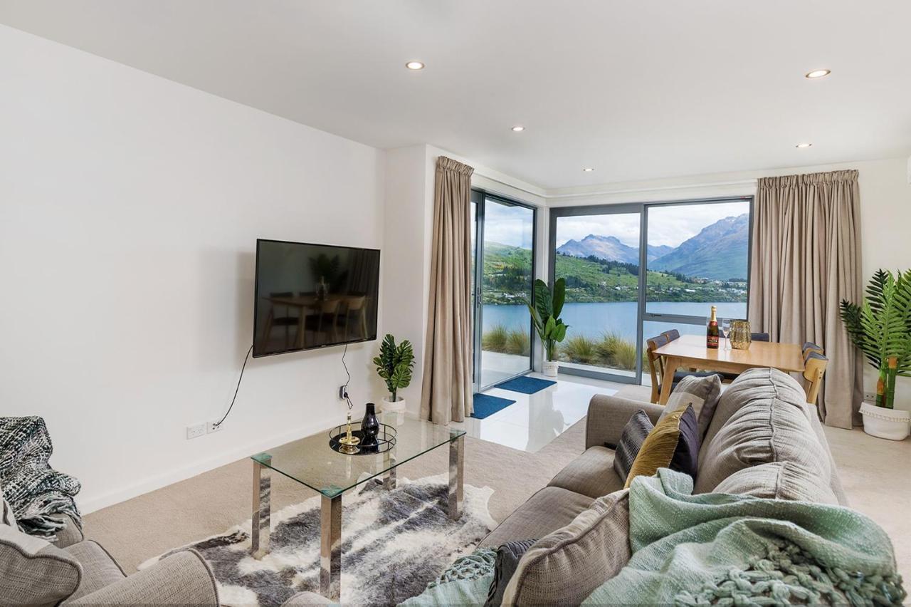 Executive Living in Bluewater 1