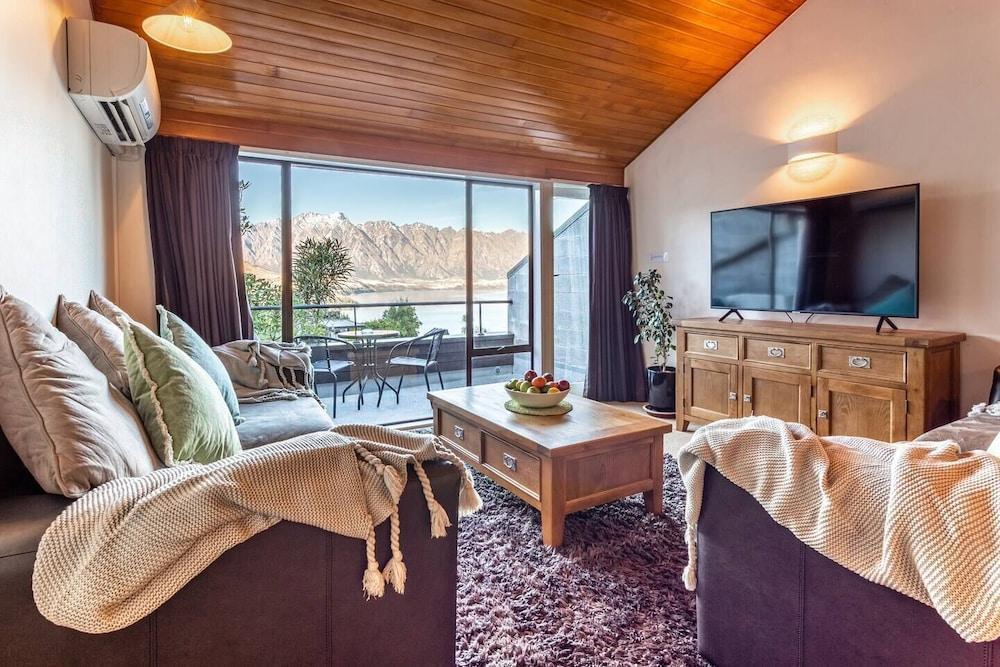 Spacious Townhouse Incredible Alpine Lake Views
