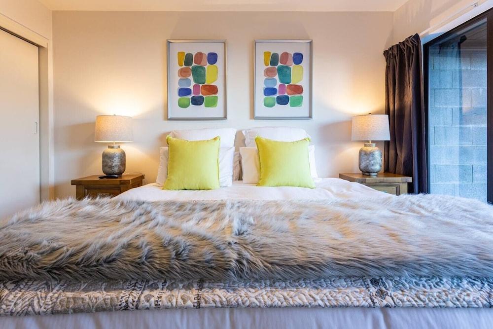 Spacious Townhouse Incredible Alpine Lake Views 1