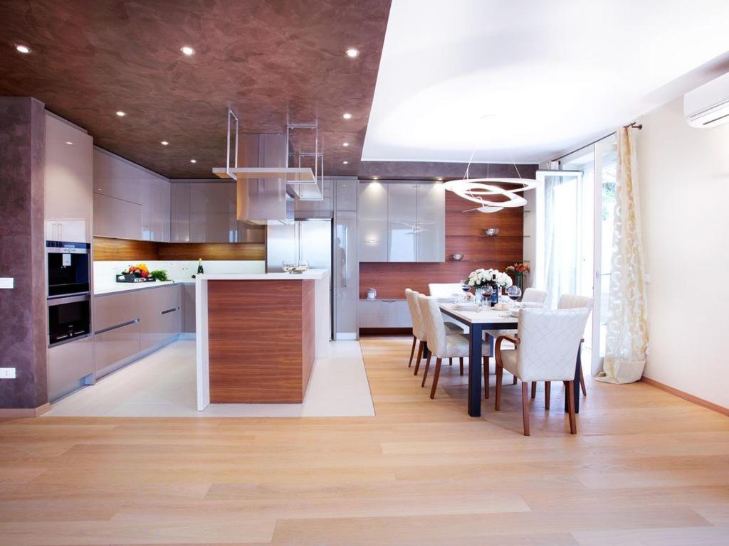 State of the Art Home Suite with 180° Panoramic Lake View, Pool, Sauna & Jacuzzi