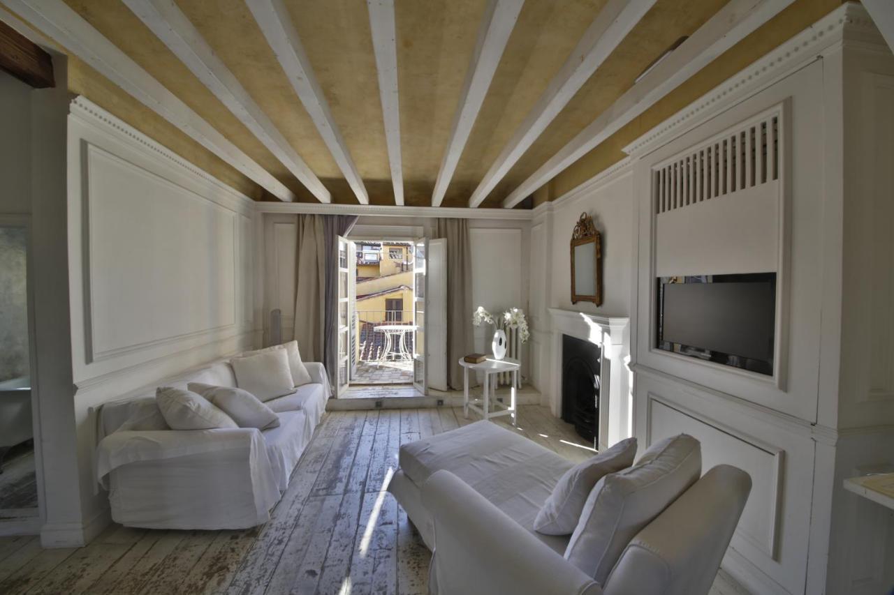 White Home by Mmega