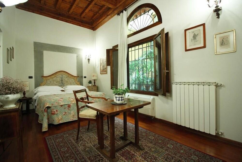 Casa Del Vescovo Authentic 1600's Apt with Stunning Garden And Rooftop 2